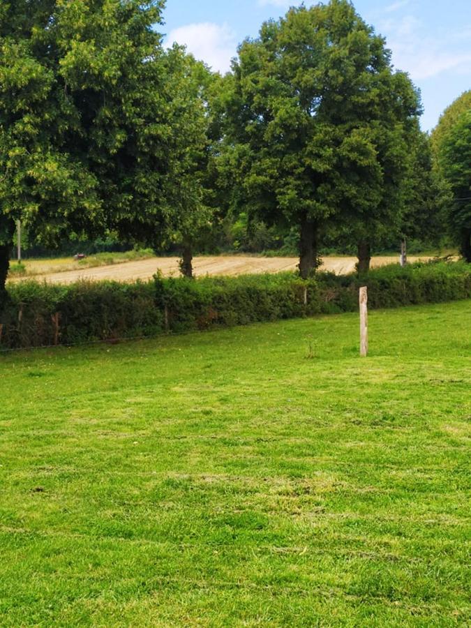 La Roulotte De Francine Pensionat Chazeuil Eksteriør billede